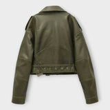 NOIR™ – KORT JAKKE I LÆDERLOOK MED BÆLTE